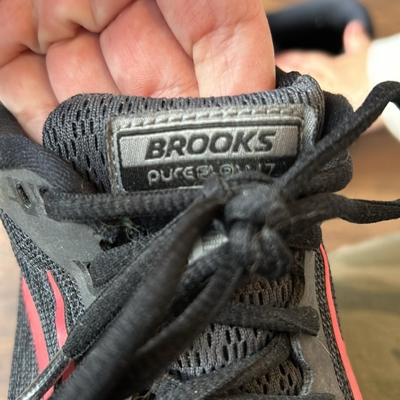 Lightly worn brooks running shoes - Picture 3 of 4